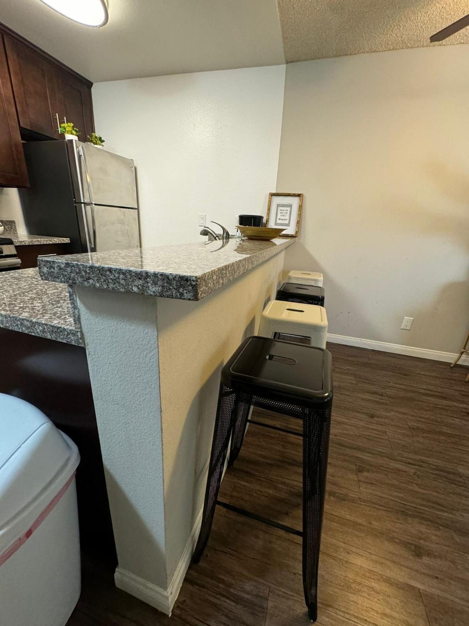 Incredible Two Bedroom Hollywood Apartments Free Parking Los Angeles Esterno foto