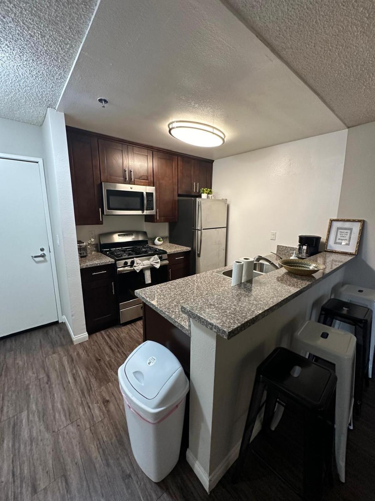 Incredible Two Bedroom Hollywood Apartments Free Parking Los Angeles Esterno foto