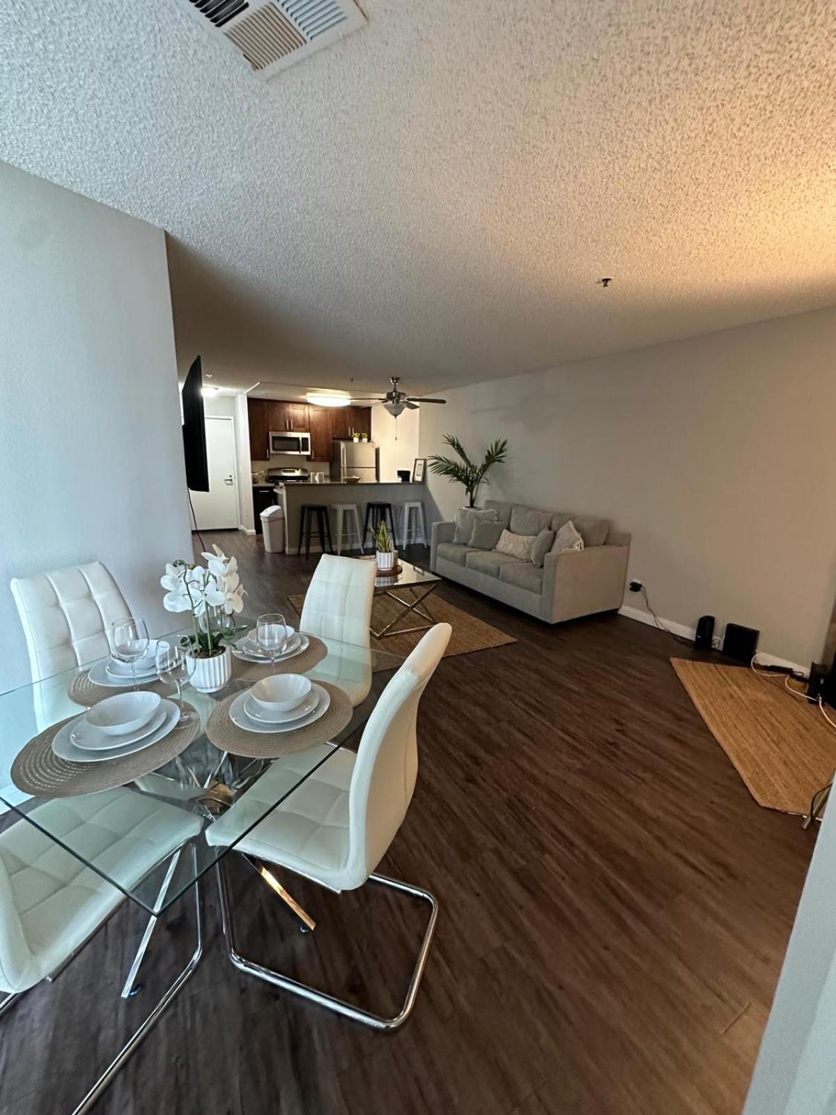 Incredible Two Bedroom Hollywood Apartments Free Parking Los Angeles Esterno foto