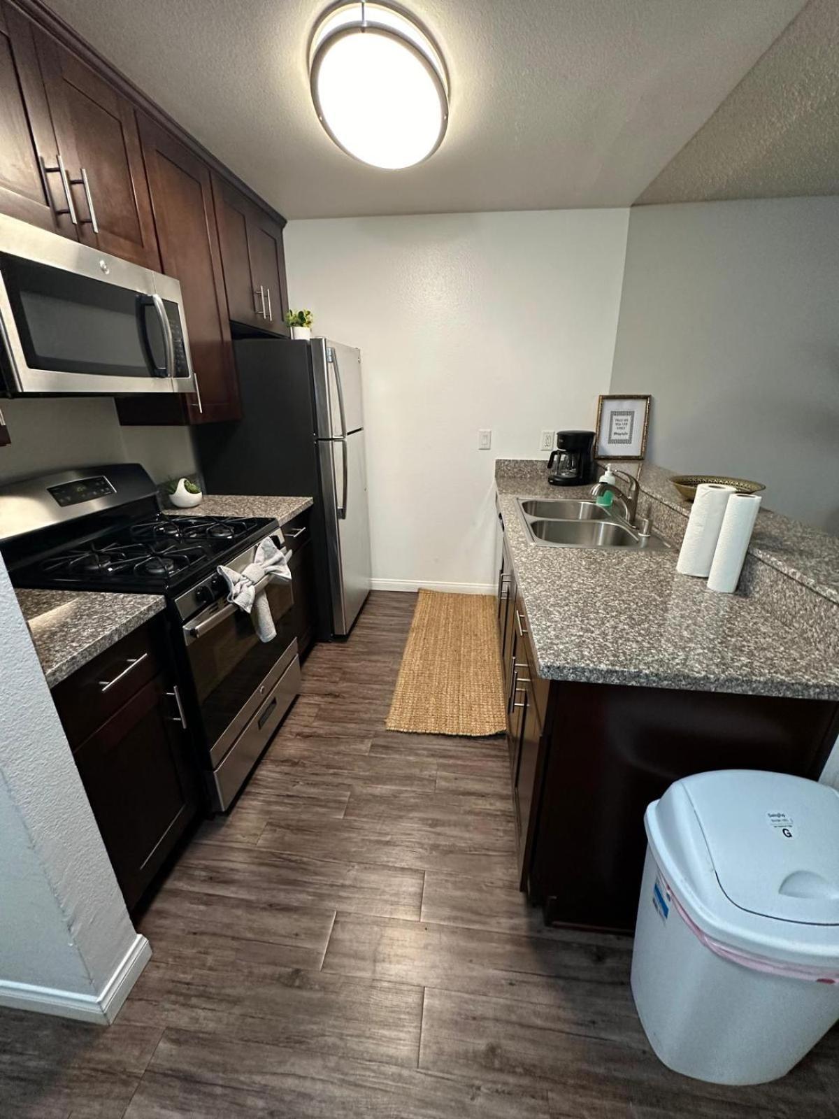 Incredible Two Bedroom Hollywood Apartments Free Parking Los Angeles Esterno foto