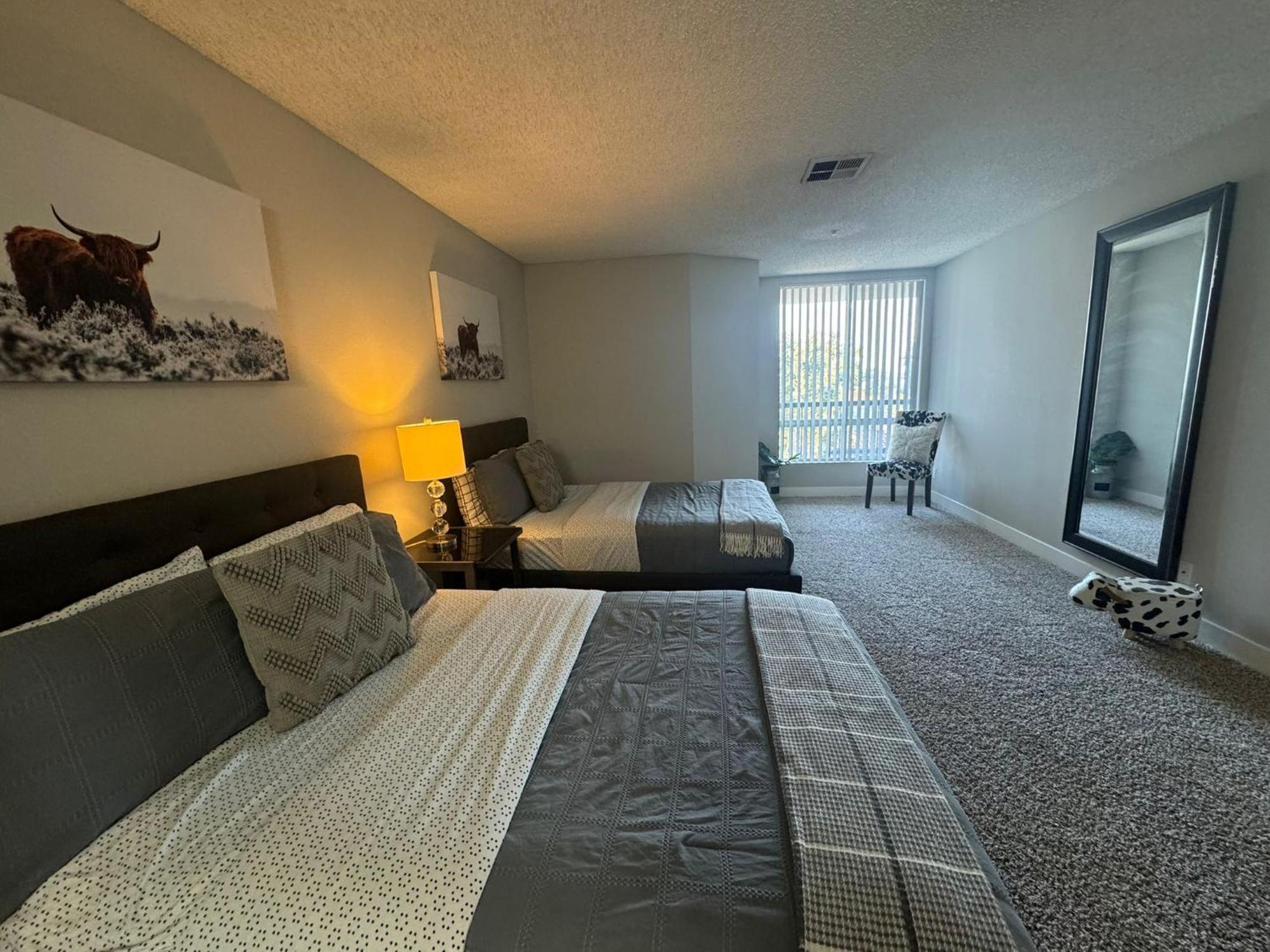 Incredible Two Bedroom Hollywood Apartments Free Parking Los Angeles Esterno foto
