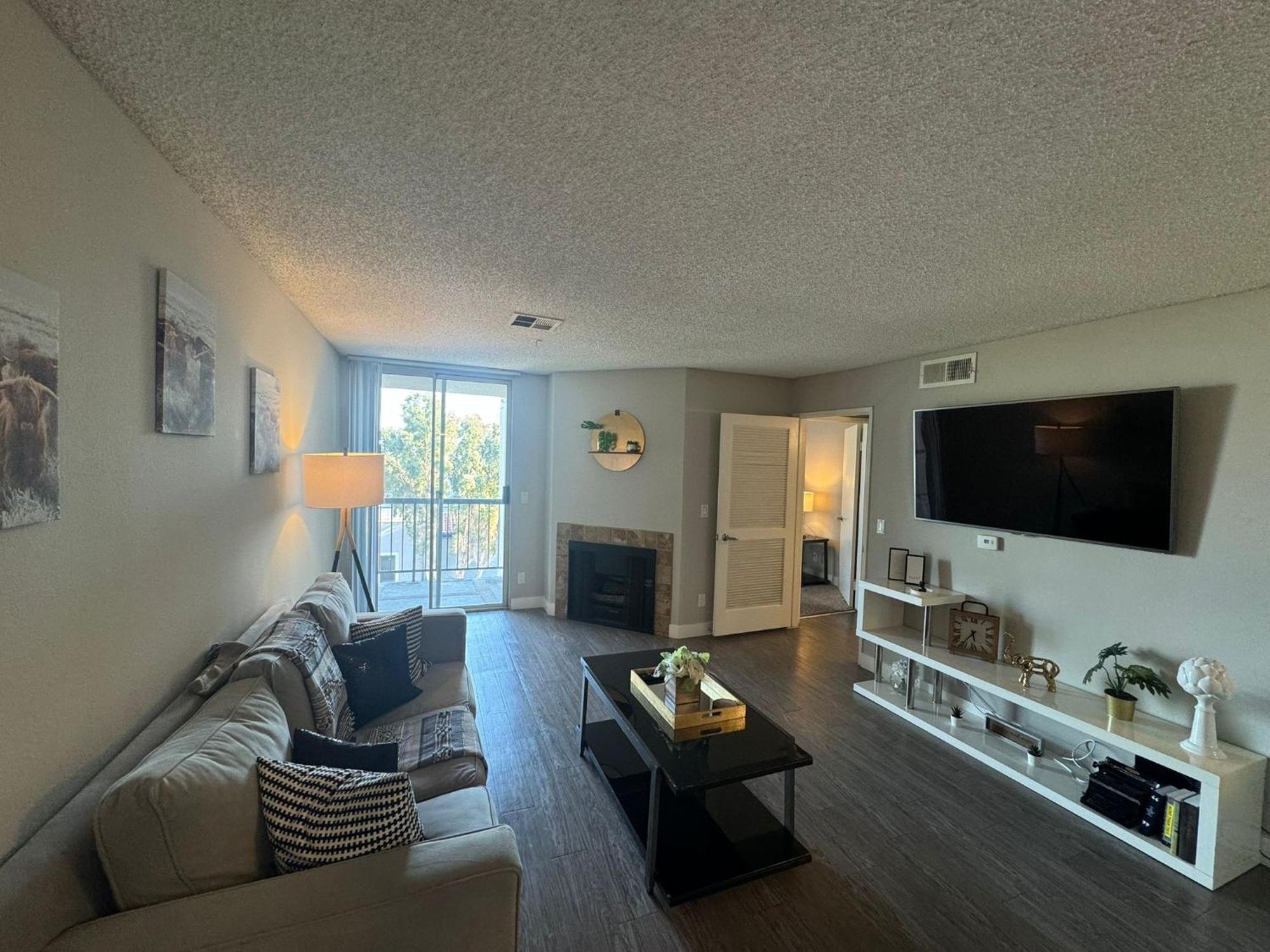 Incredible Two Bedroom Hollywood Apartments Free Parking Los Angeles Esterno foto