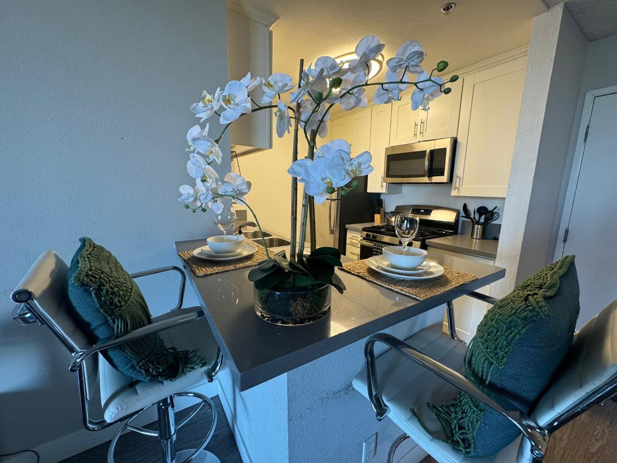 Incredible Two Bedroom Hollywood Apartments Free Parking Los Angeles Esterno foto
