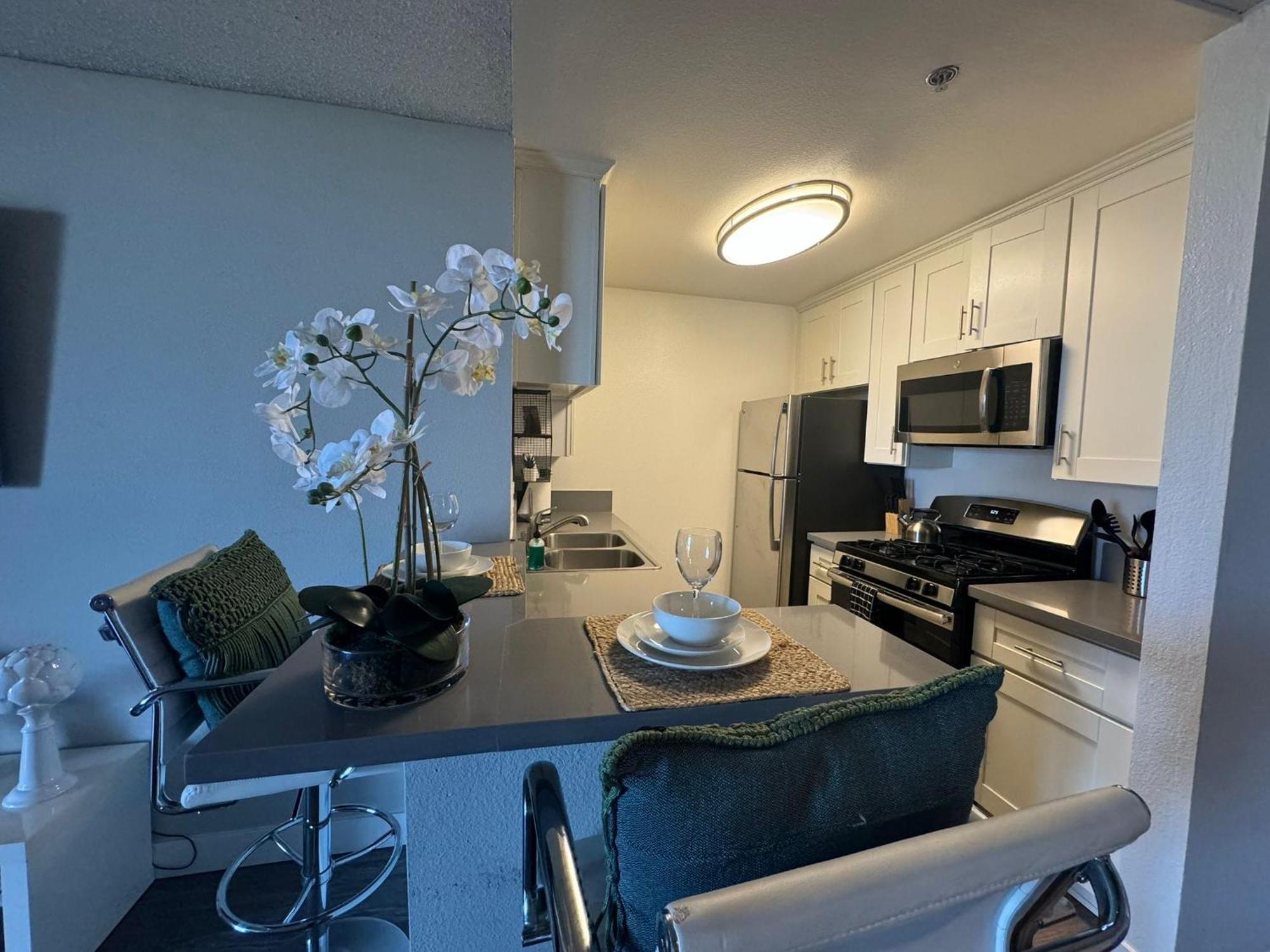 Incredible Two Bedroom Hollywood Apartments Free Parking Los Angeles Esterno foto
