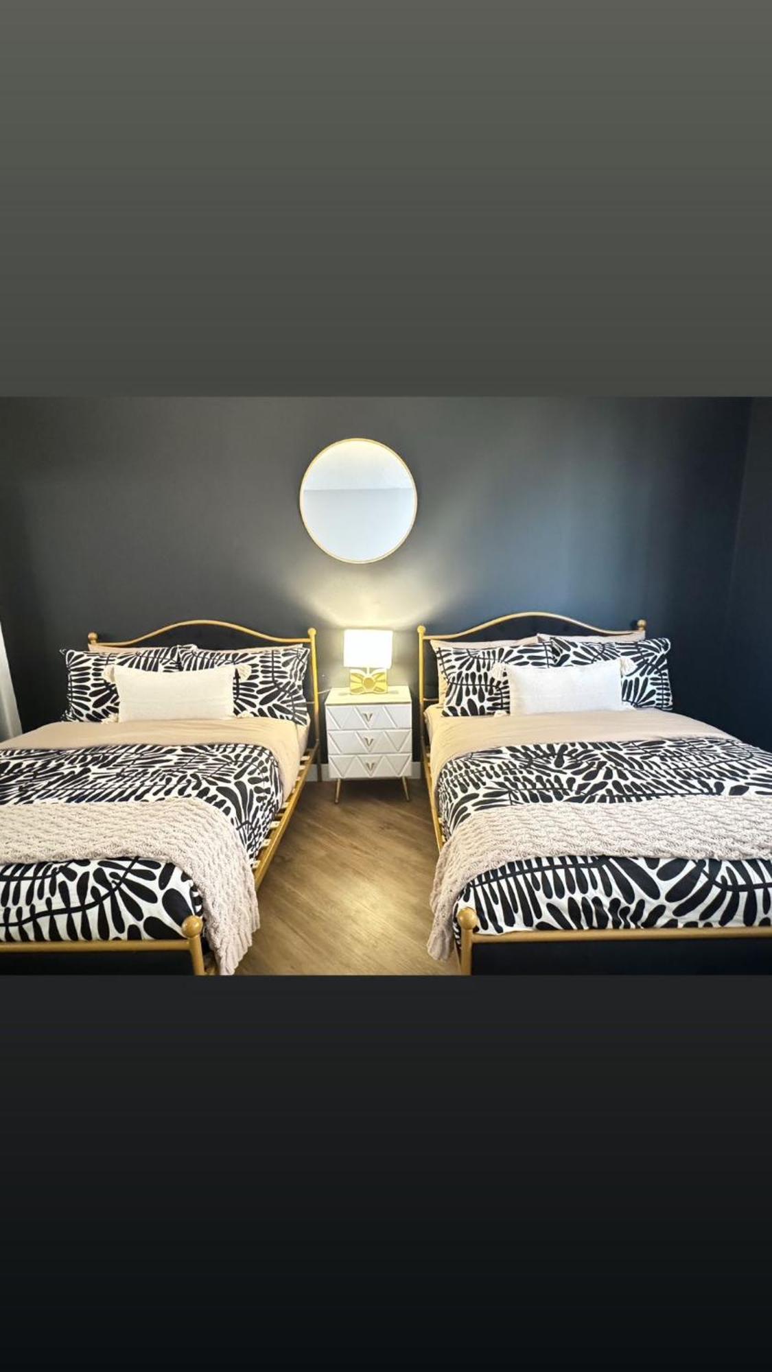 Incredible Two Bedroom Hollywood Apartments Free Parking Los Angeles Esterno foto