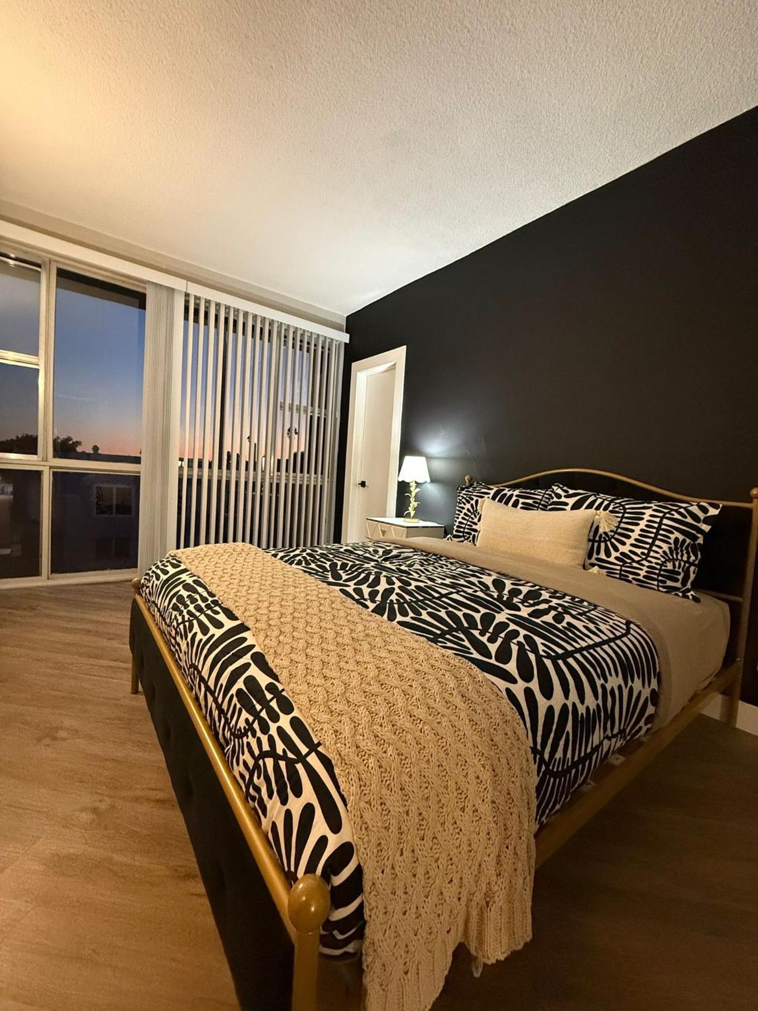 Incredible Two Bedroom Hollywood Apartments Free Parking Los Angeles Esterno foto